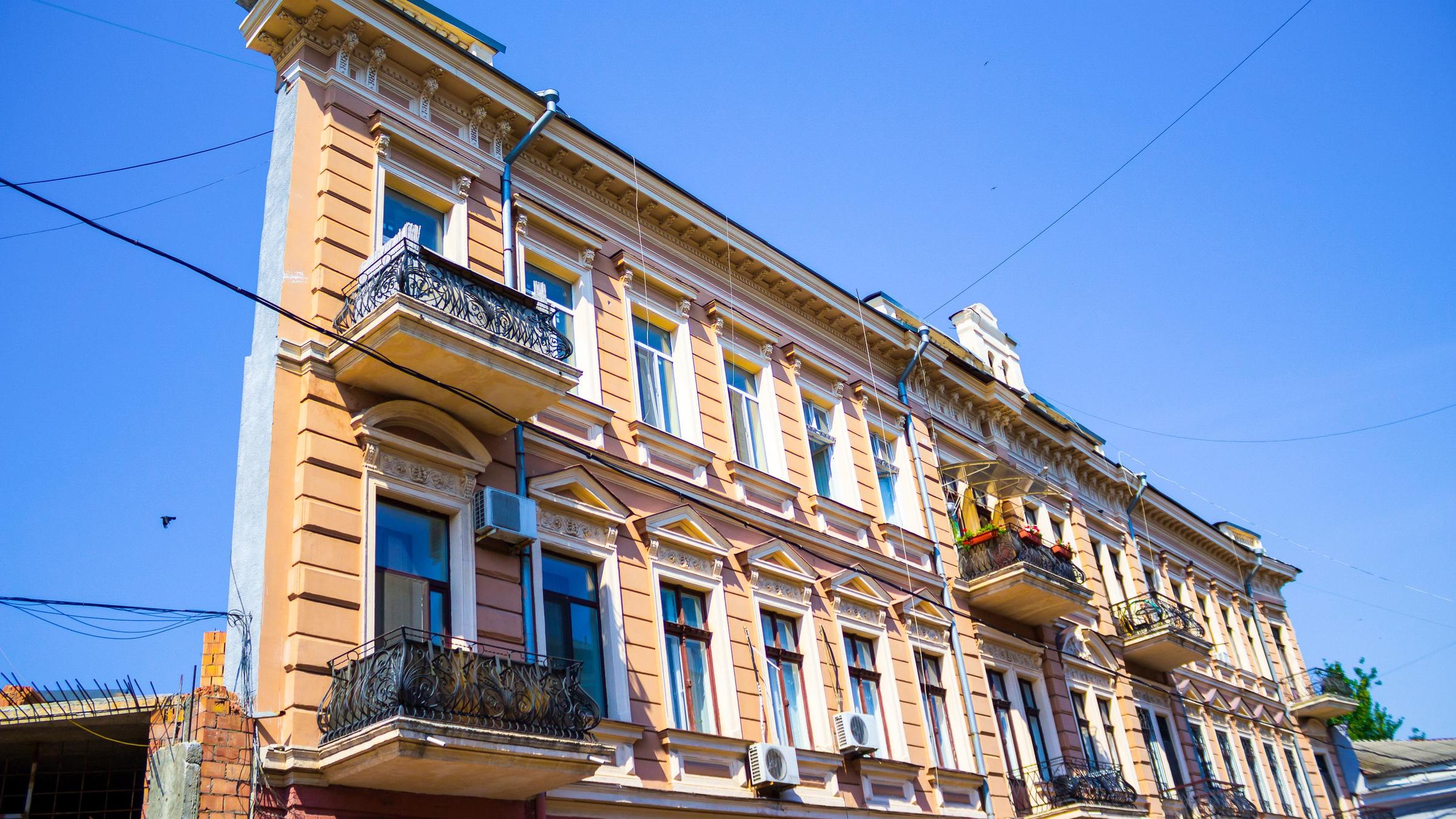 Плоский дом-стена в Одессе в Воронцовском переулке, фото и описание