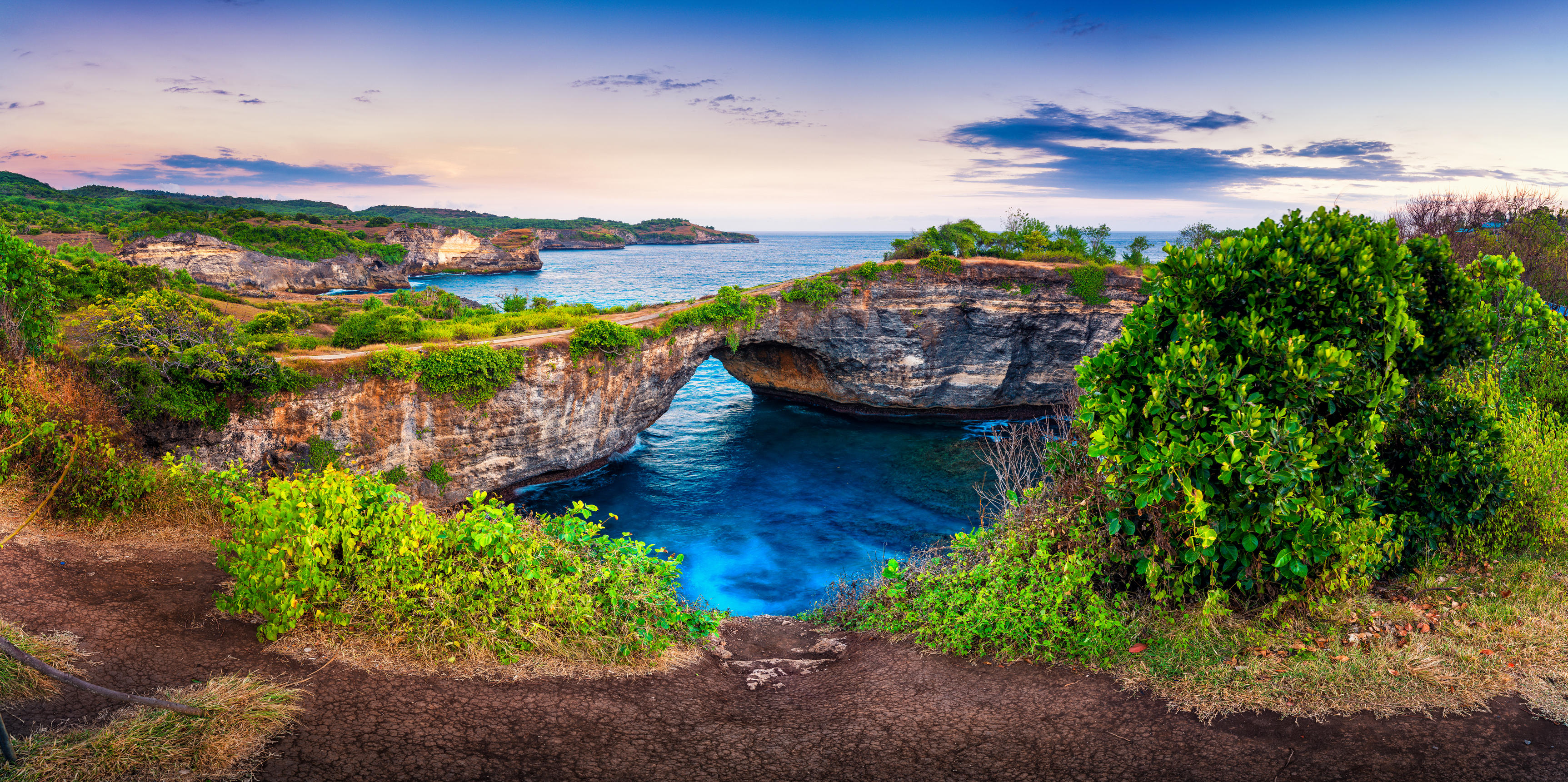 Сильвия Сент Вудманның кастингі Қыздар сиқырды сүйеді