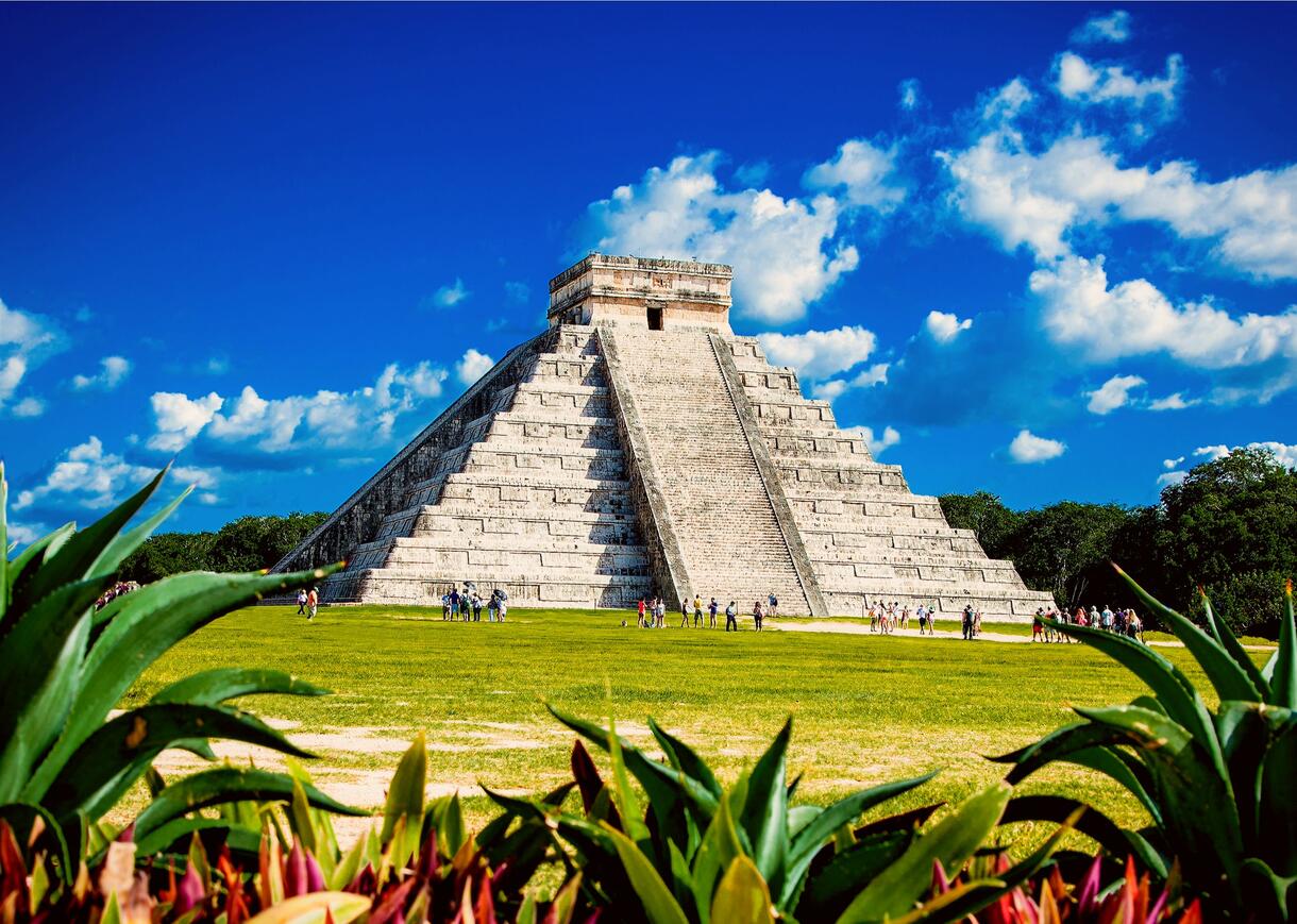 The ancient Mayan city of Chichen Itza in Mexico: description, hours of  visits, image size:1220x869