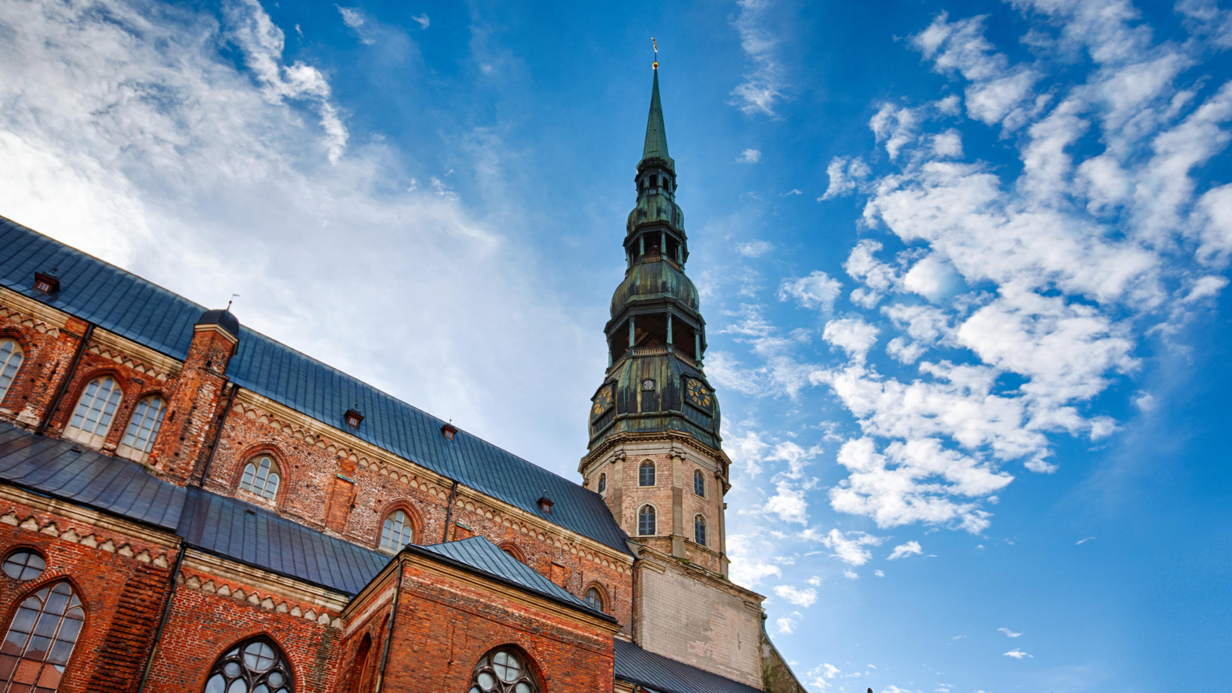 Қынап суреті бар ер адам