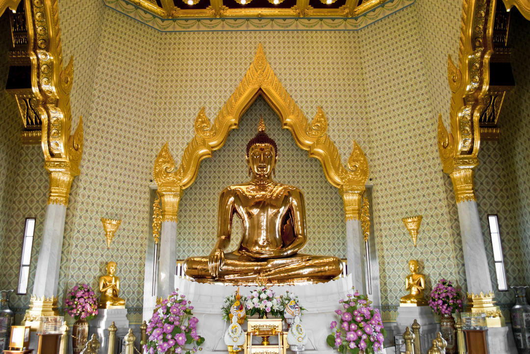 The Temple of Wat Traimit in Bangkok, Thailand: opening hours